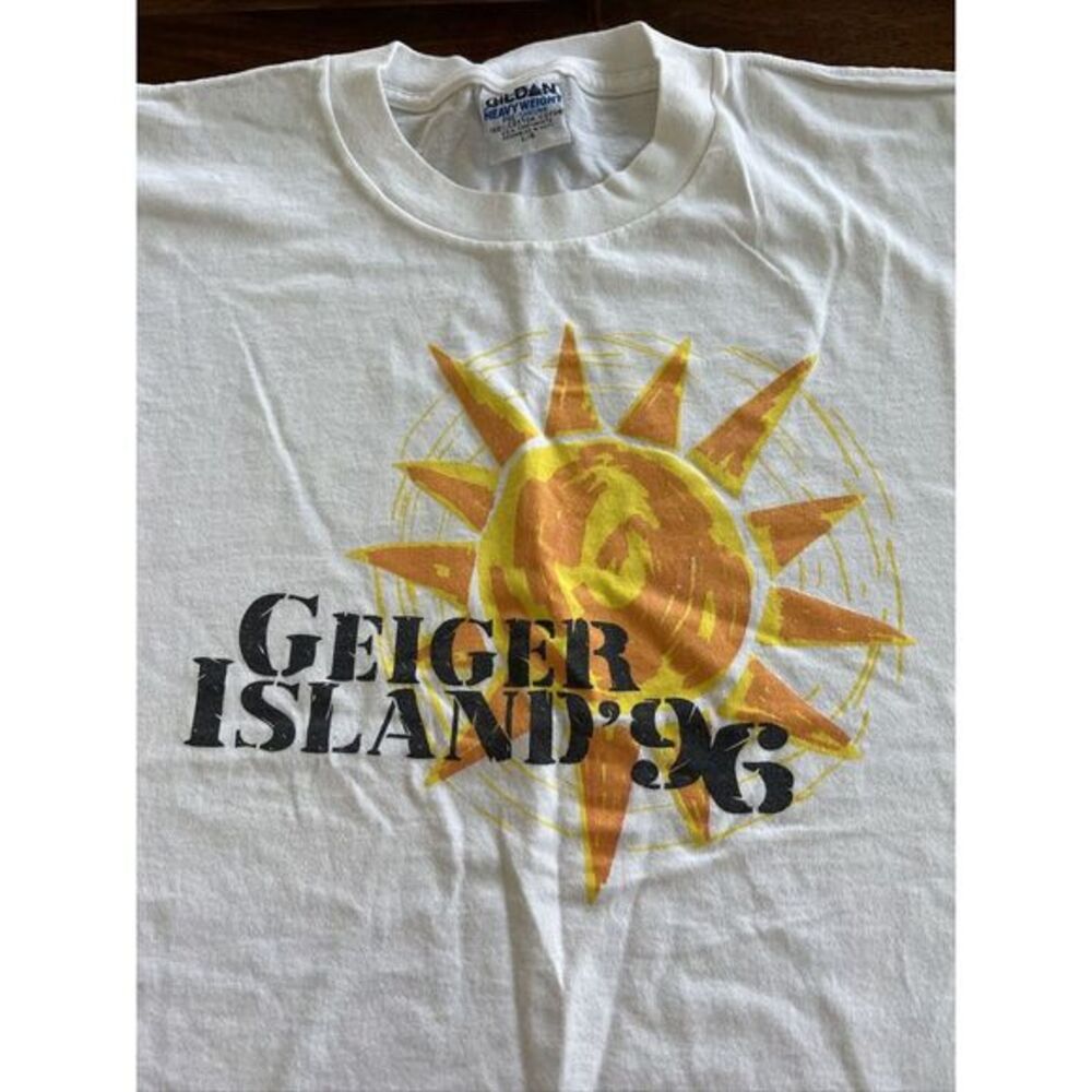 Vintage Geiger Island T-Shirt 96 Large‎ Gilman Heavy Weight - Sun